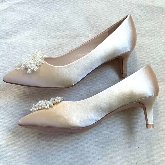 Champagne bridal kitten heels with pearls - Picture 7 of 7